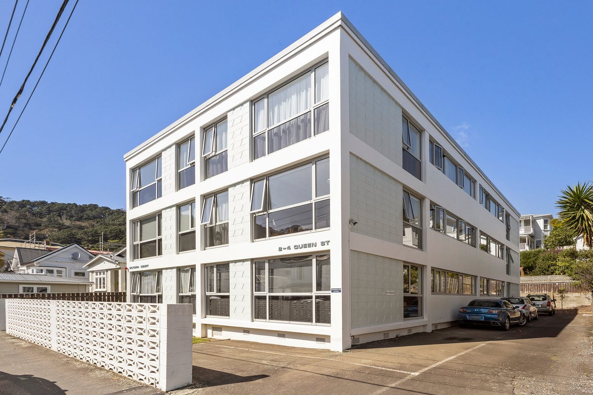 4/4 Queen Street, Mount Victoria, Wellington - Carousel 1