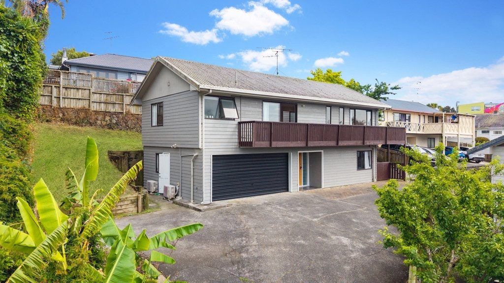 2/19 Lagoon Drive, Panmure, Auckland - Carousel 1