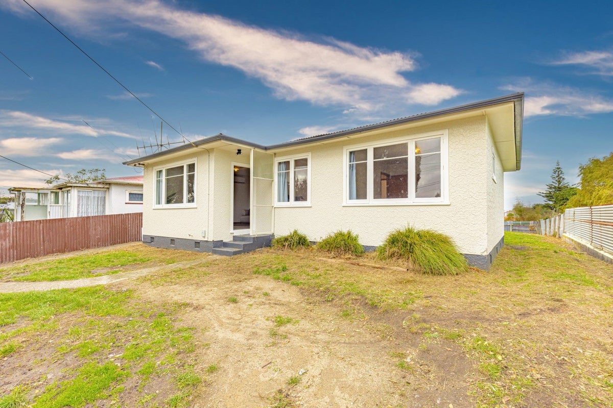 68 Manuka Street, Castlecliff, Whanganui - Carousel 1