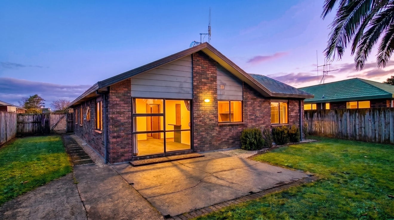 27 Newfield Drive, Fairview Downs, Hamilton - Carousel 1
