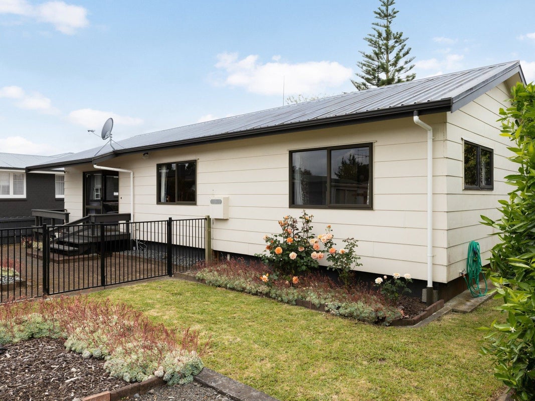 24A MacDonald Road, Glenview, Hamilton - Carousel 2