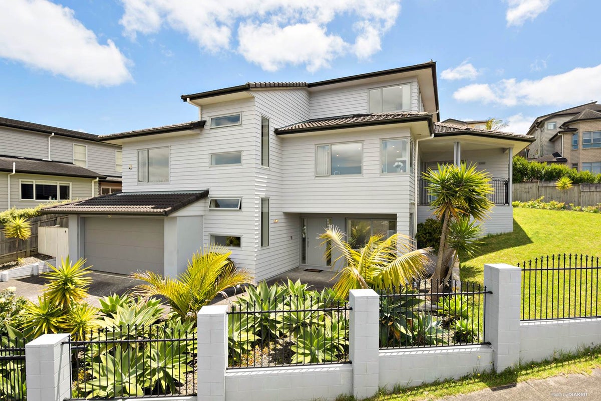 6 Bintulu Place, Fairview Heights, Auckland - Carousel 1