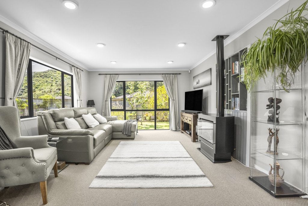 22 Aragon Grove, Kingsley Heights, Upper Hutt - Carousel 1
