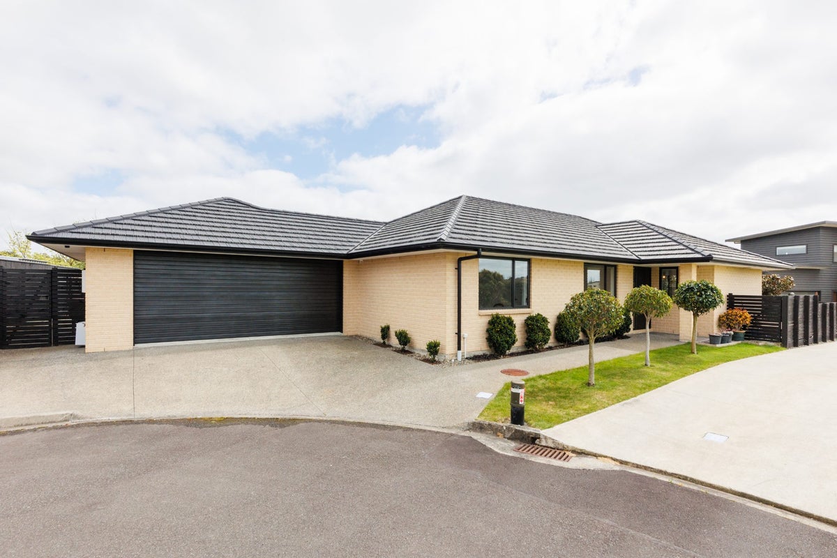 35 Silkwood Place, Fitzherbert, Palmerston North - Carousel 1