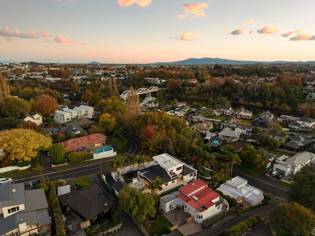 1 Woodstock Road, Fairfield, Hamilton, Waikato - Carousel 50