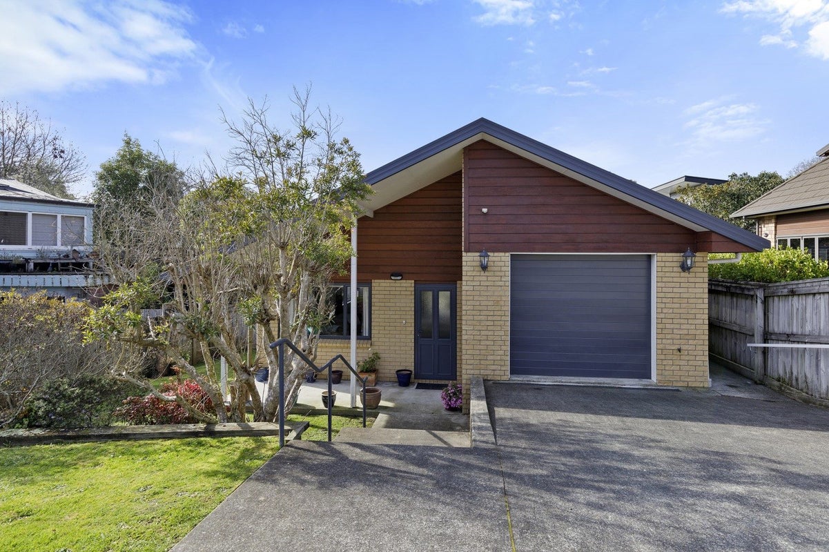 9 Gloucester Street, Silverstream, Upper Hutt - Carousel 1