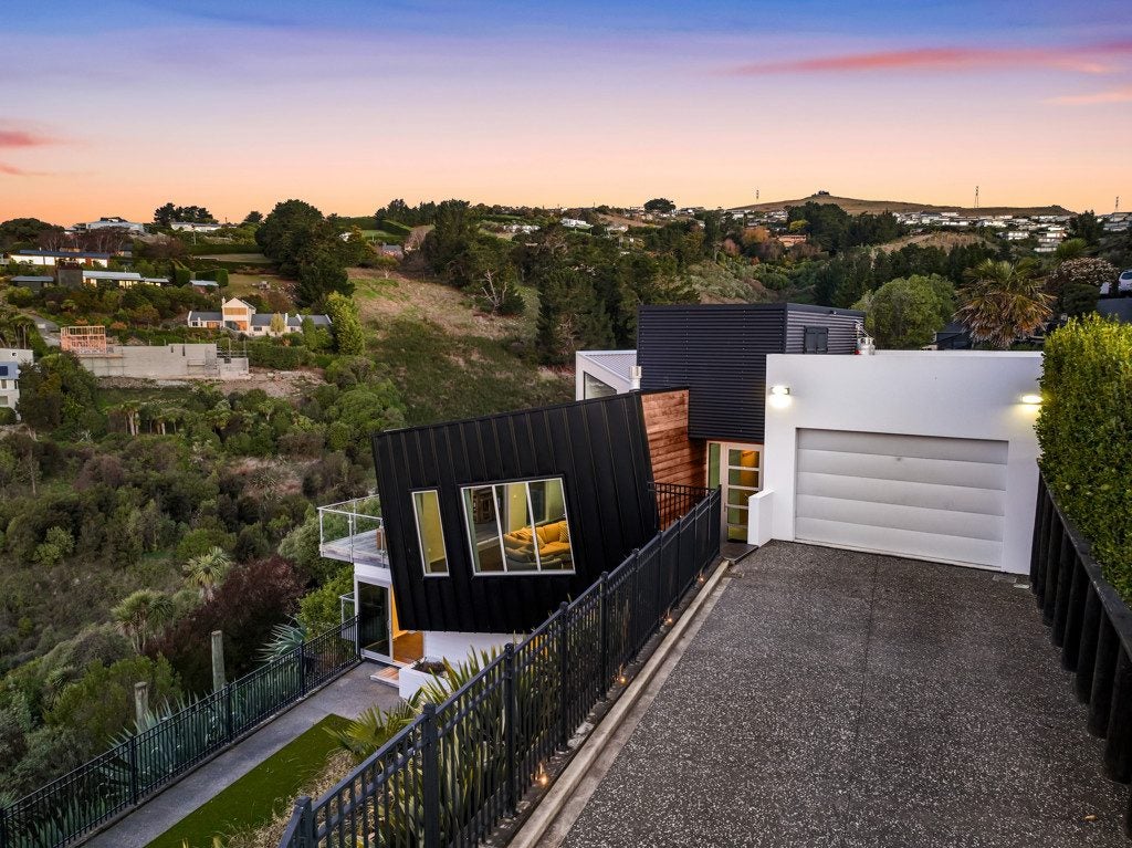 11 Law Lane, Mount Pleasant, Christchurch - Carousel 1