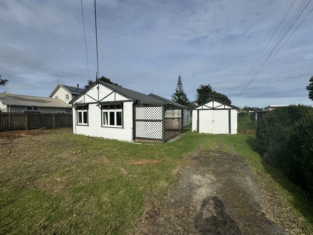 15 Manuka Street, Otaki Beach, Otaki - Carousel 1
