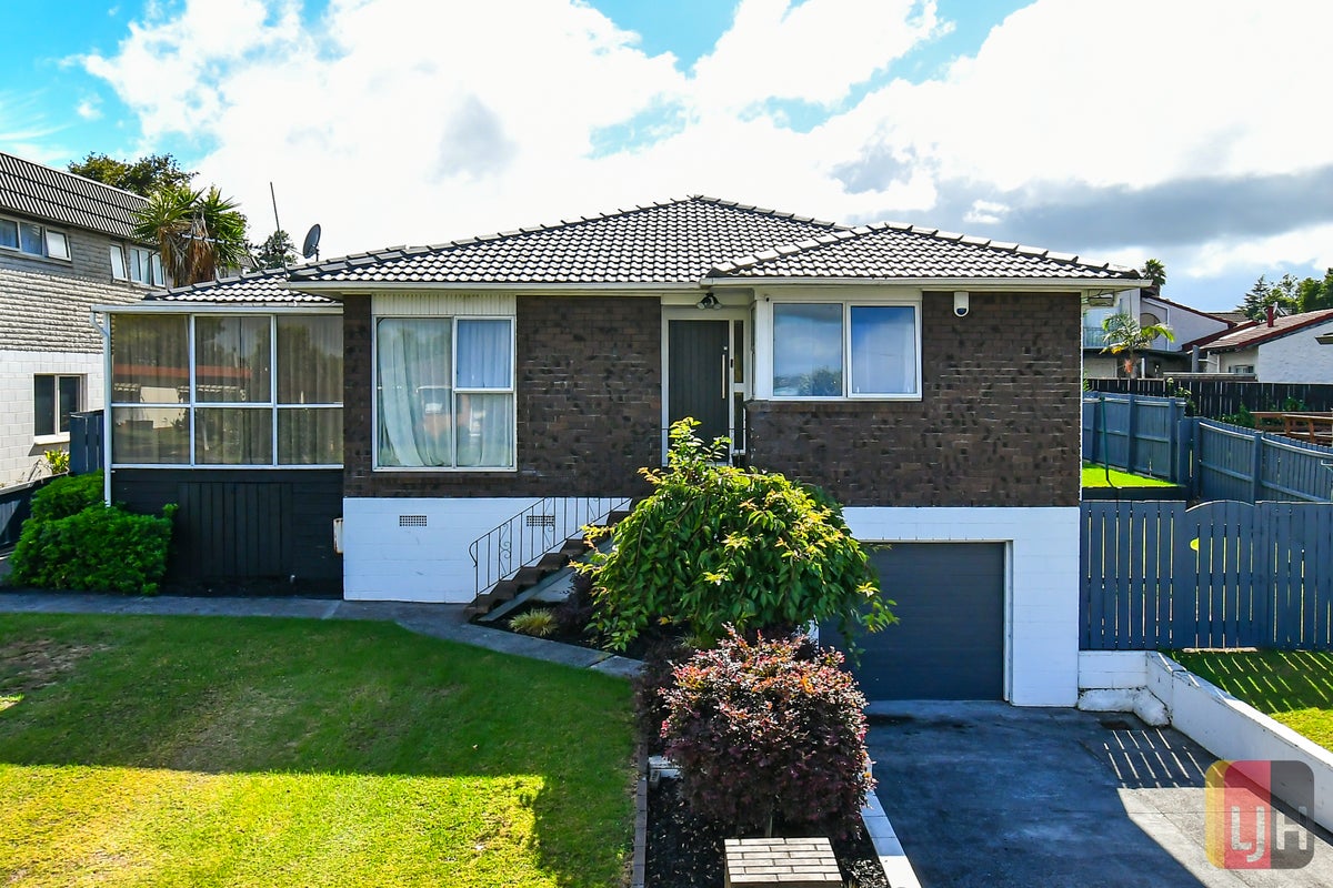 21 Balgowan Terrace, Conifer Grove, Takanini - Carousel 1