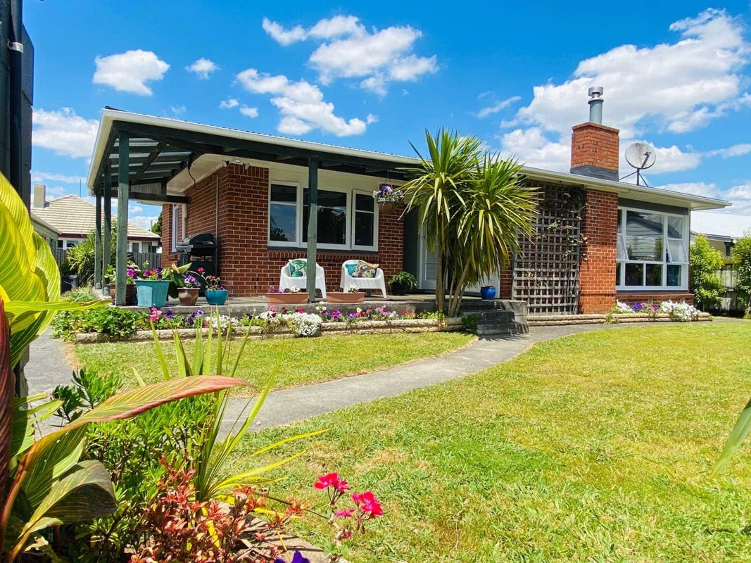 8A MacDonald Road, Glenview, Hamilton - Carousel 1