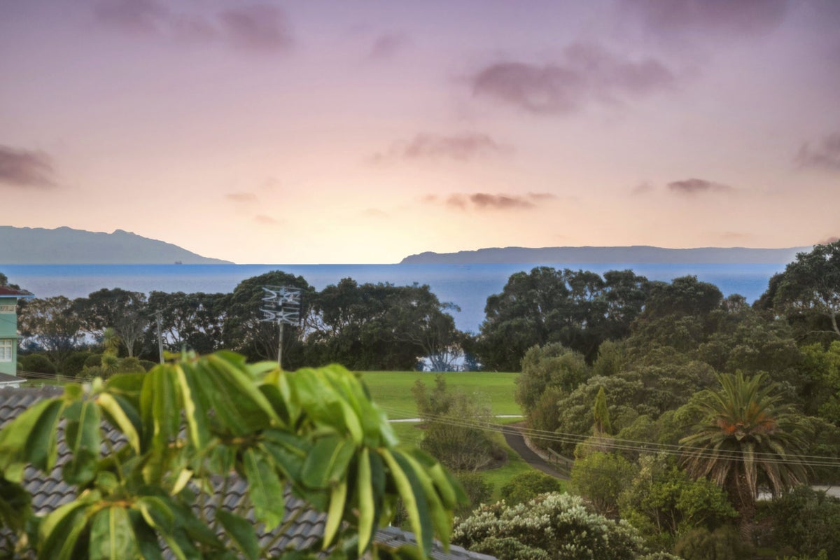1/47 Eastcliffe Road, Castor Bay, Auckland - Carousel 2