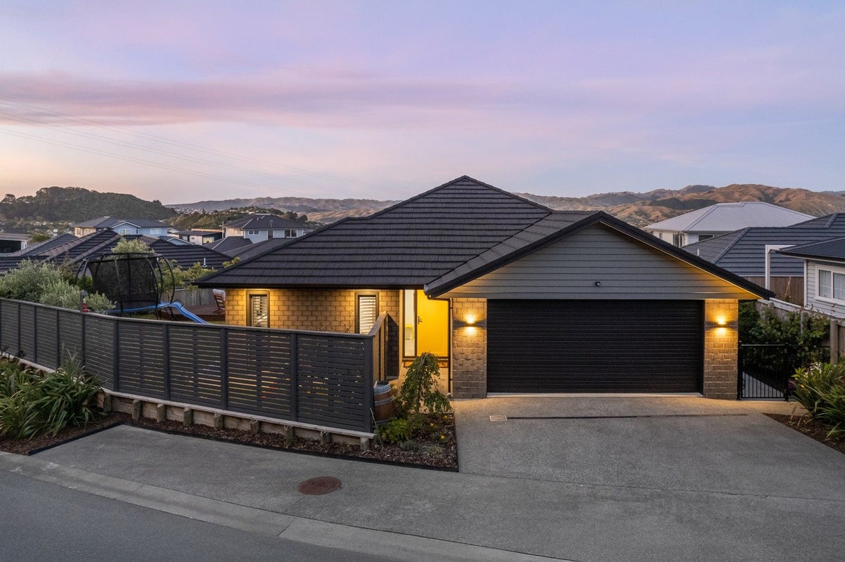 2 Roundhouse Close, Whitby, Porirua - Carousel 1