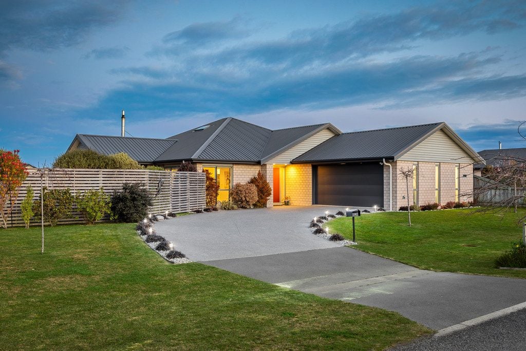 10 Rosewood Drive, Amberley, Amberley - Carousel 2