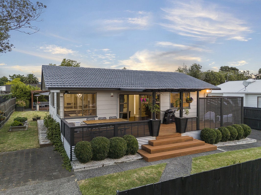 8 Bluewater Place, Wattle Downs, Auckland - Carousel 2