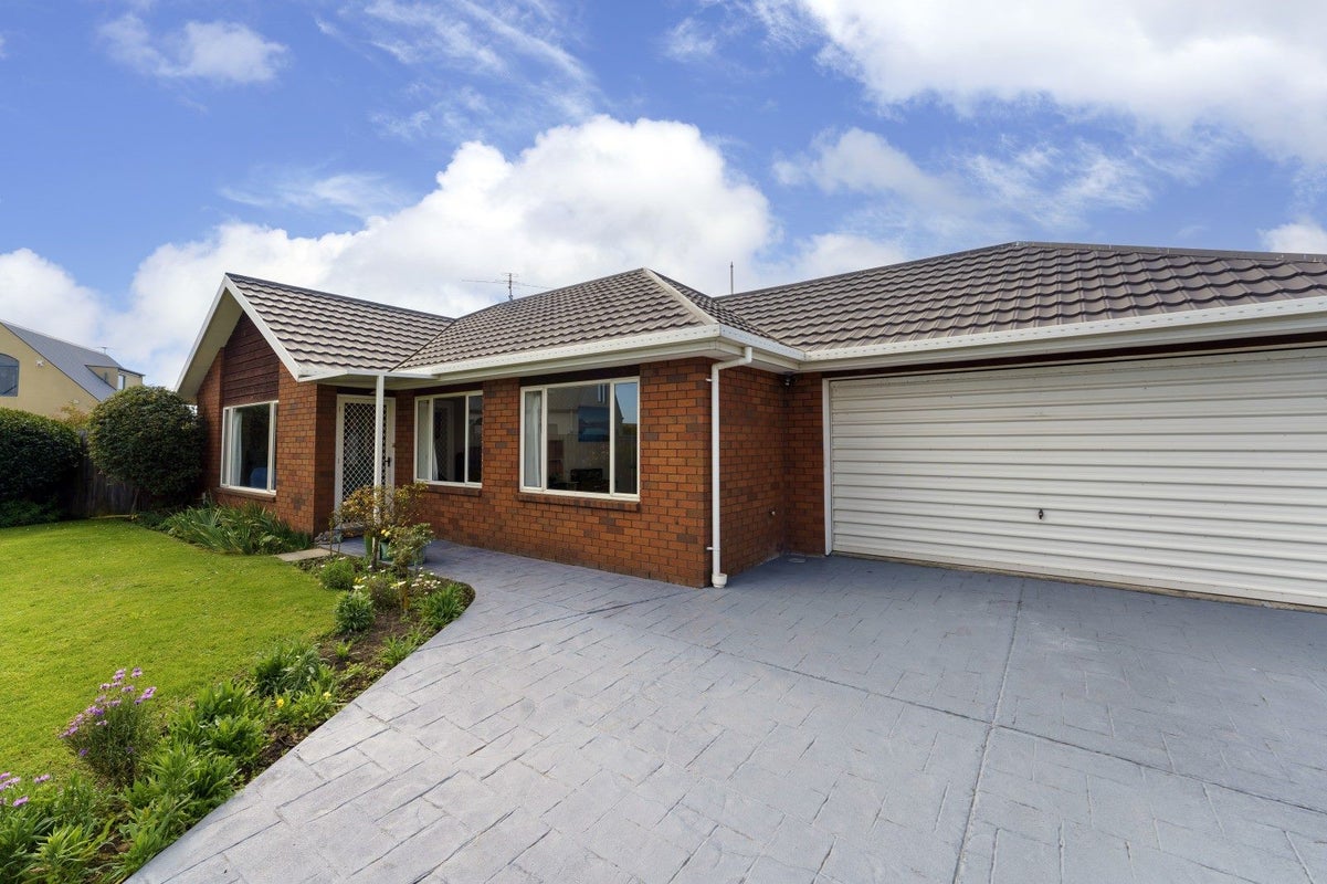 17 Seascape Gardens, Bromley, Christchurch - Carousel 1