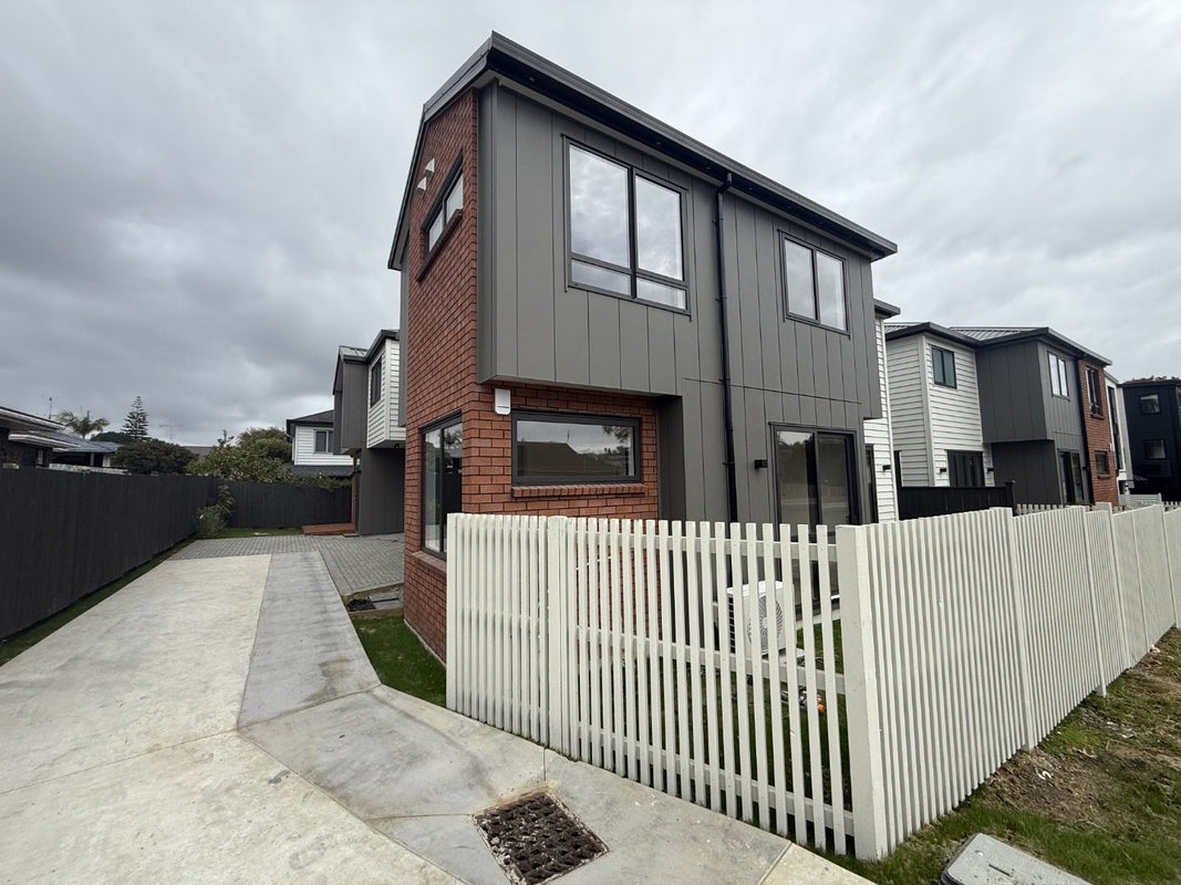 2/44 Abercrombie Street, Howick, Auckland - Carousel 1