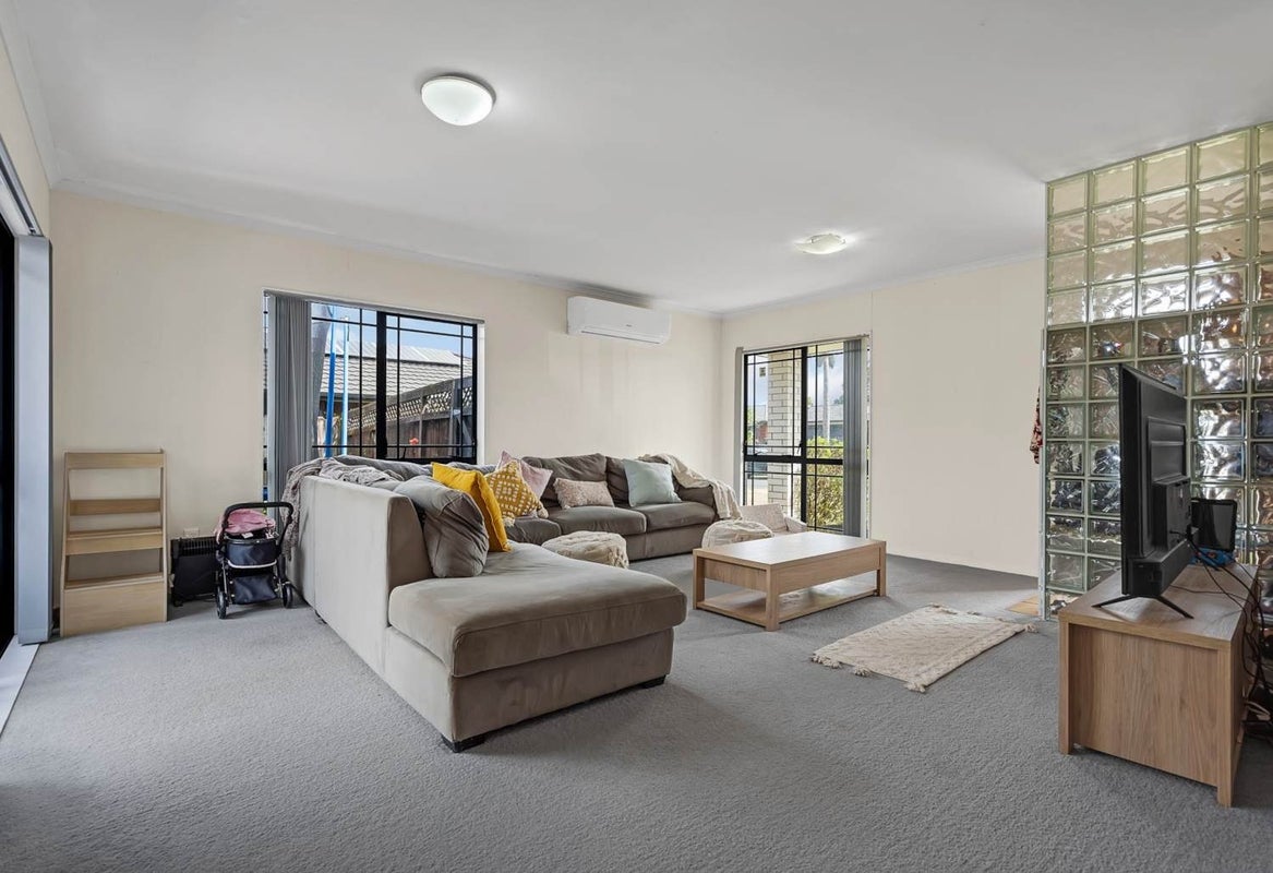 11 Newbegin Place, Weymouth, Auckland - Carousel 2