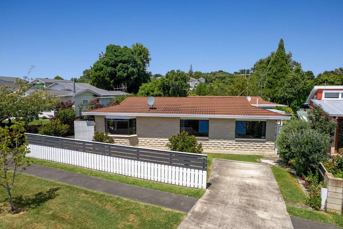 2 Nixon Street, Whanganui East, Whanganui - Carousel 1