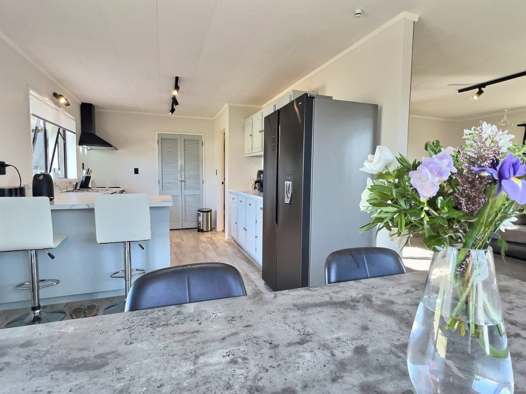 18 Reeves Street, Waikanae Beach, Waikanae - Carousel 2