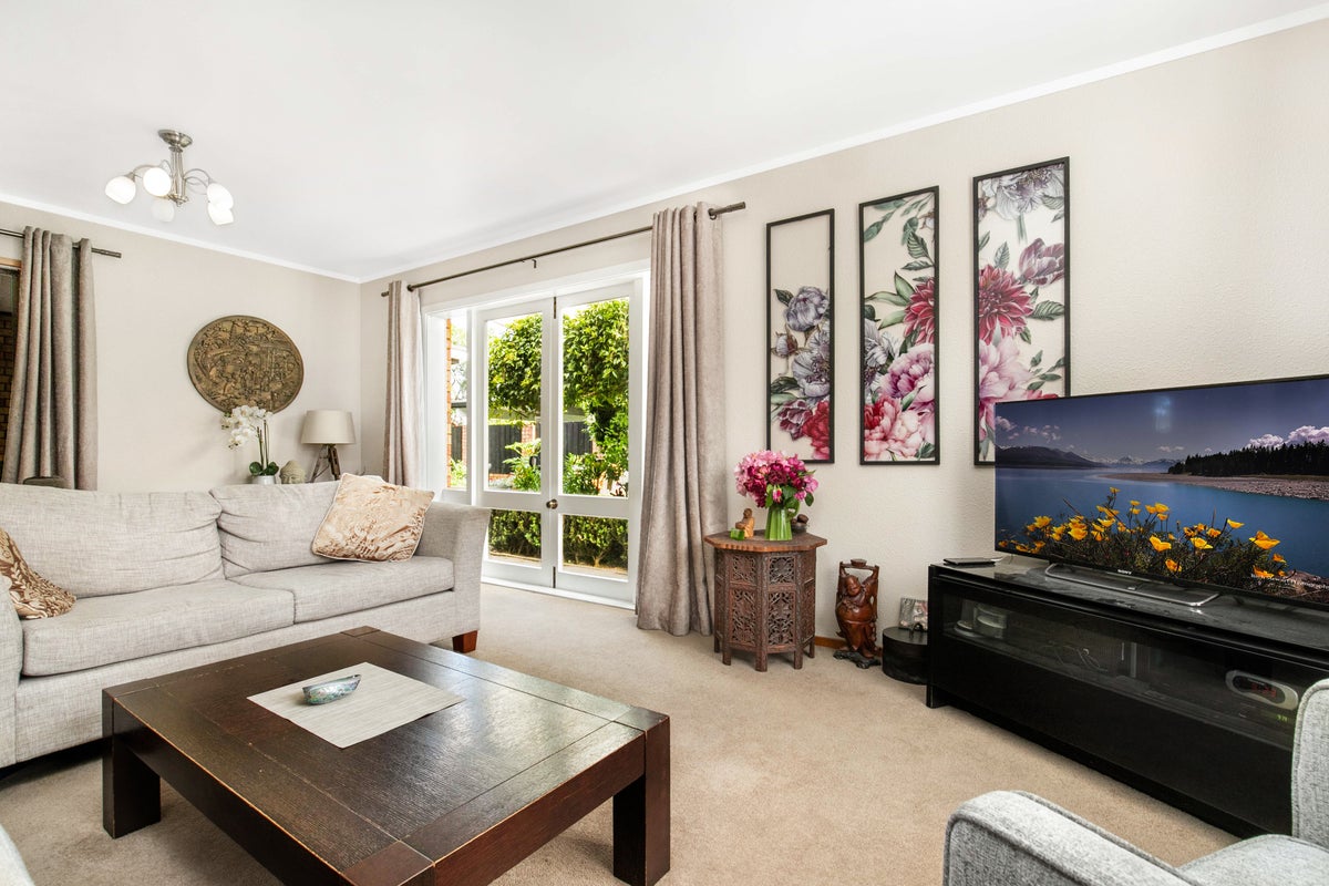 8 Corolu Place, Conifer Grove, Takanini - Carousel 2
