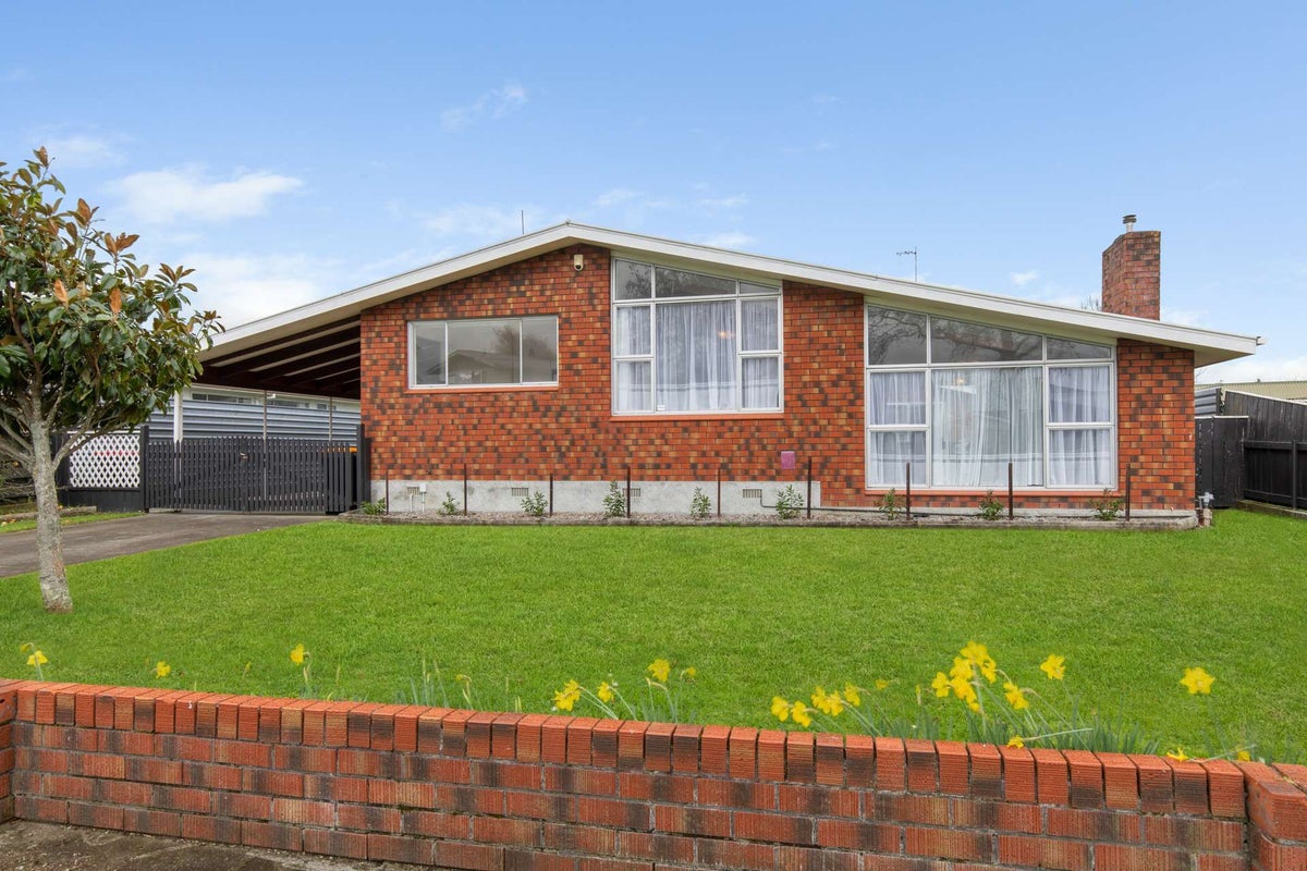 8 Abraham Crescent, Milson, Palmerston North - Carousel 1