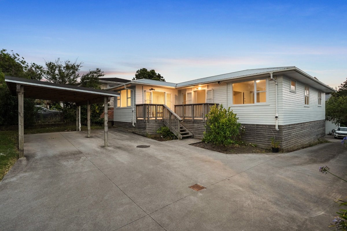 10 Windy Ridge Road, Glenfield, Auckland - Carousel 1