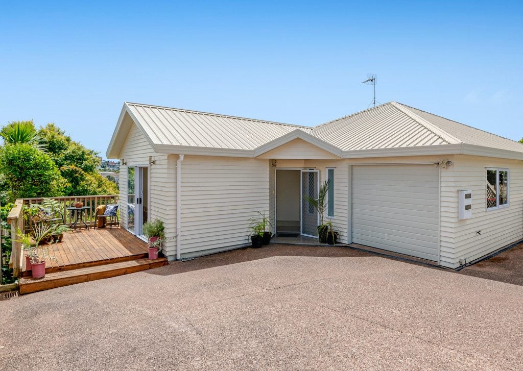 5/8A Target Road, Totara Vale, North Shore City - Carousel 1