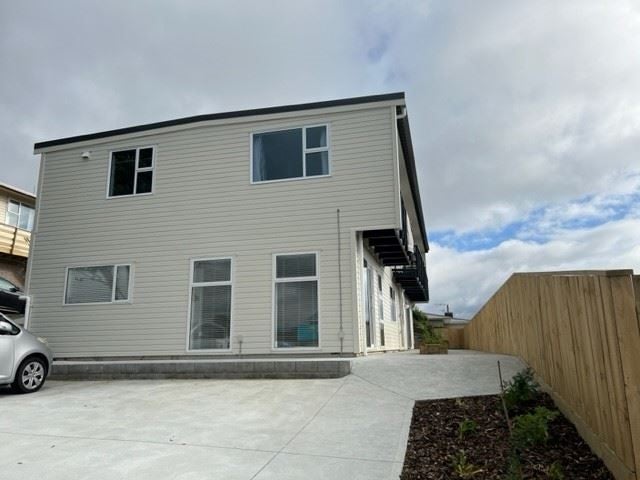 2/10 Stewart Drive, Newlands, Wellington - Carousel 1
