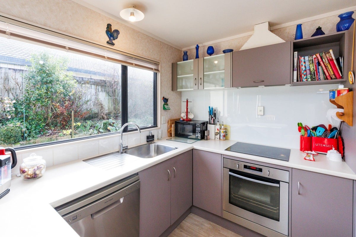 6 Jordan Way, Kelvin Grove, Palmerston North - Carousel 2