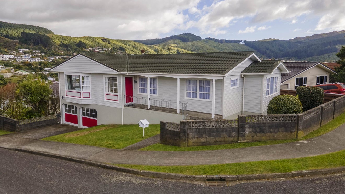 2 Florio Terrace, Tawa, Wellington - Carousel 2