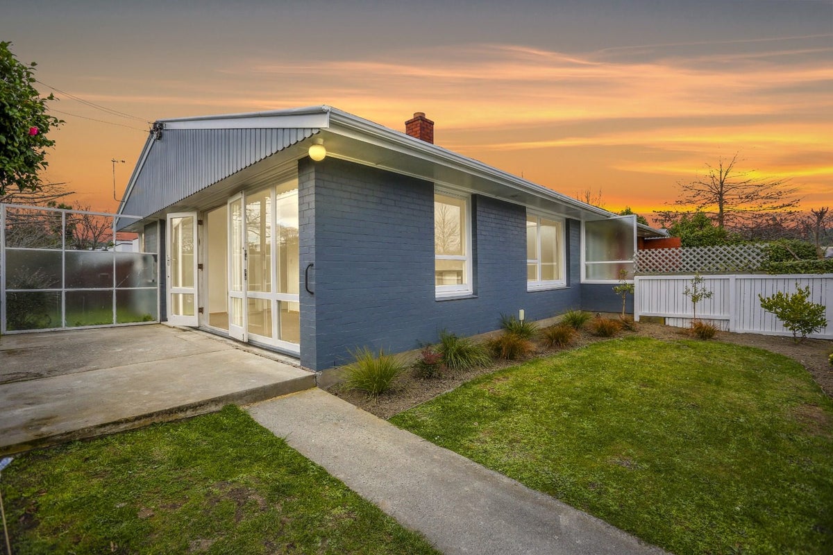 1/64 Bristol Street, St Albans, Christchurch - Carousel 1