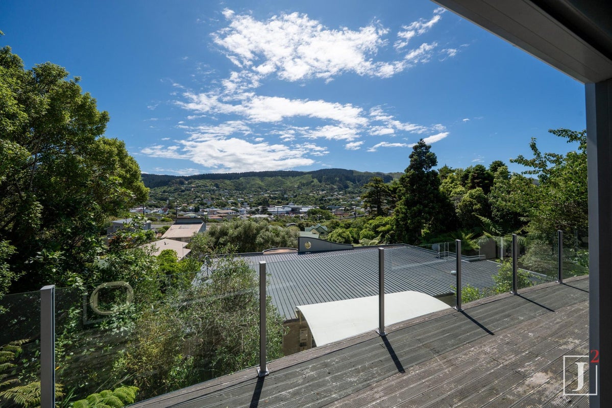 19 Court Road, Tawa, Wellington - Carousel 2