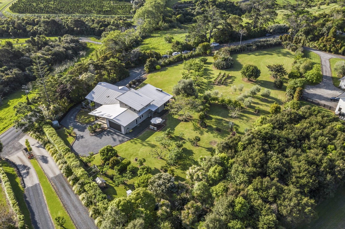 3 Nola Road, Oratia, Auckland - Carousel 2