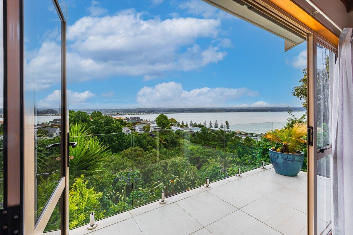 12 Cobden Crescent, Bluff Hill, Napier - Carousel 2