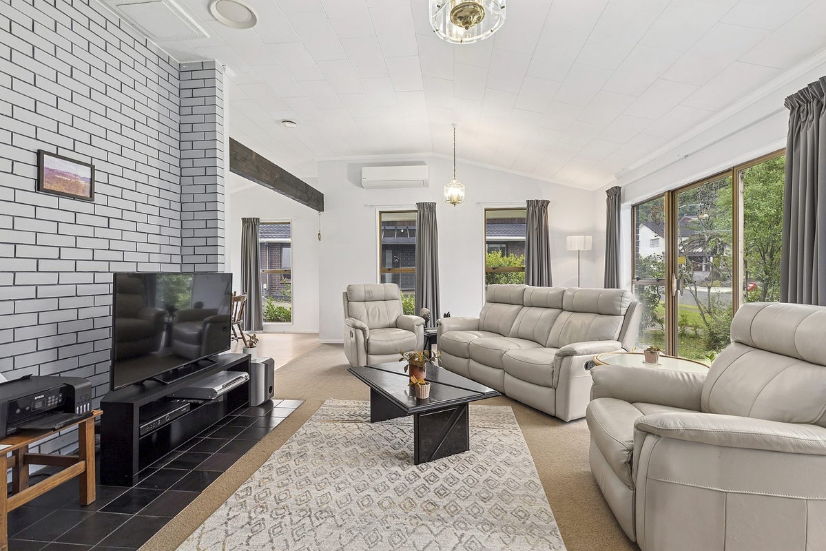 14 Balliol Drive, Tawa, Wellington - Carousel 2