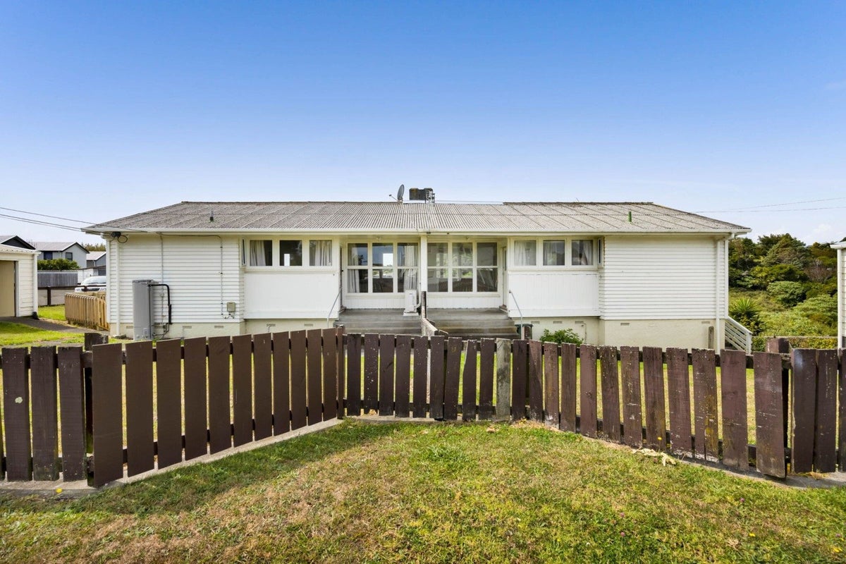 72 Banks Street, Marfell, New Plymouth - Carousel 1