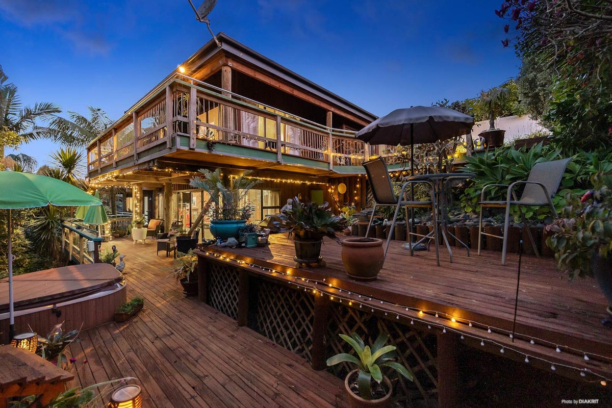13 Beacon Avenue, Campbells Bay, Auckland - Carousel 1