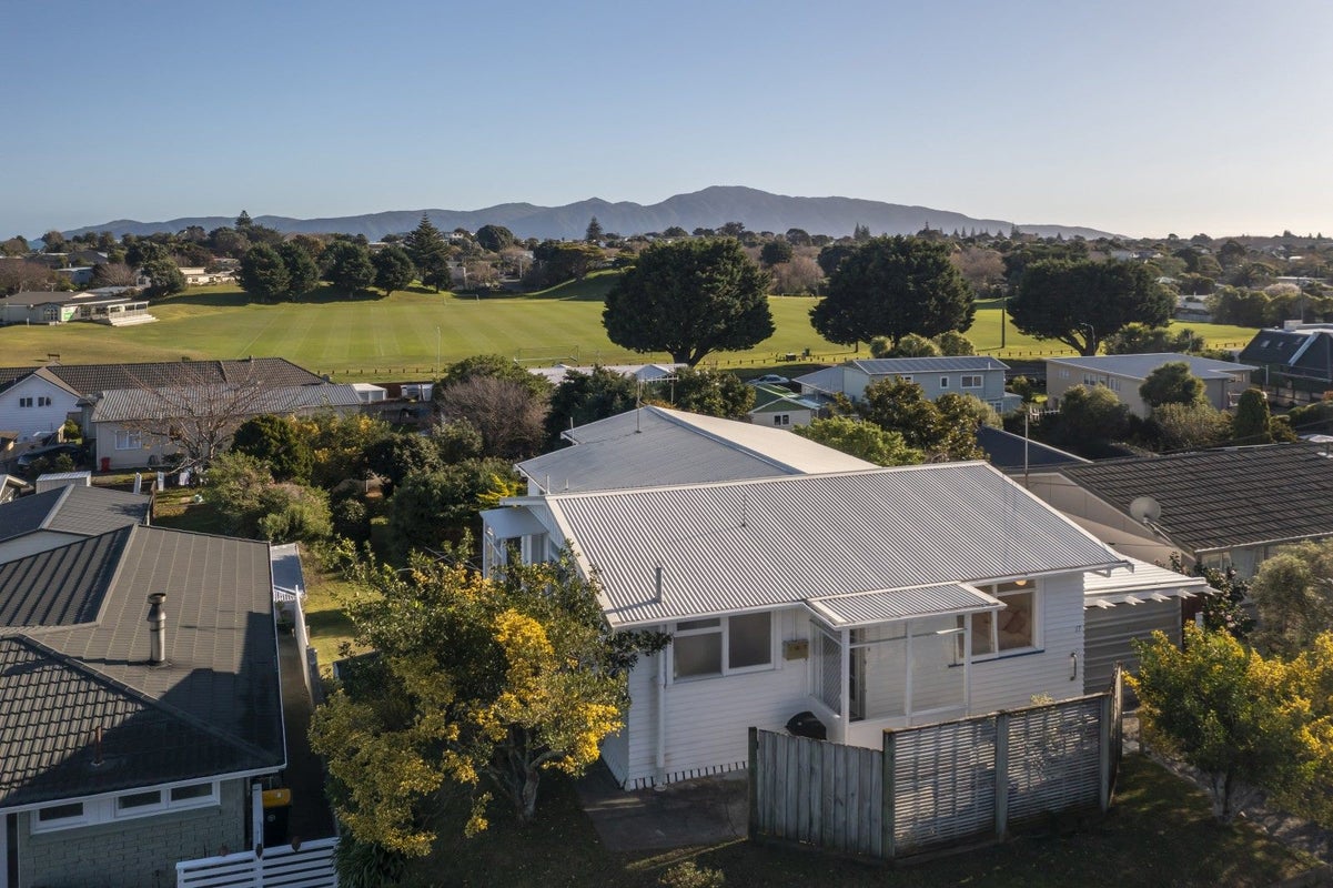 17 Kiwi Road, Raumati Beach, Paraparaumu - Carousel 1