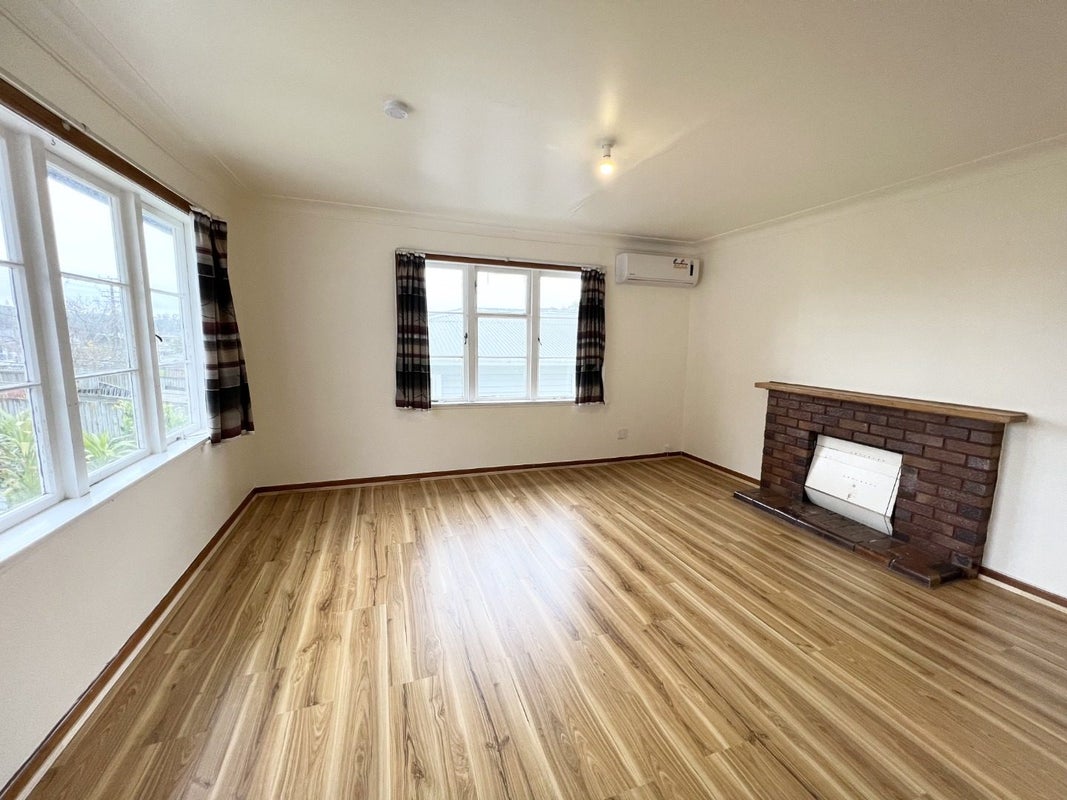 13 Netherlands Avenue, Kelston, Auckland - Carousel 2