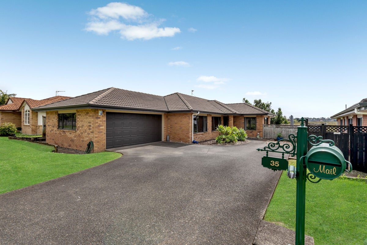 35 Fergy Crescent, Wattle Downs, Auckland - Carousel 1