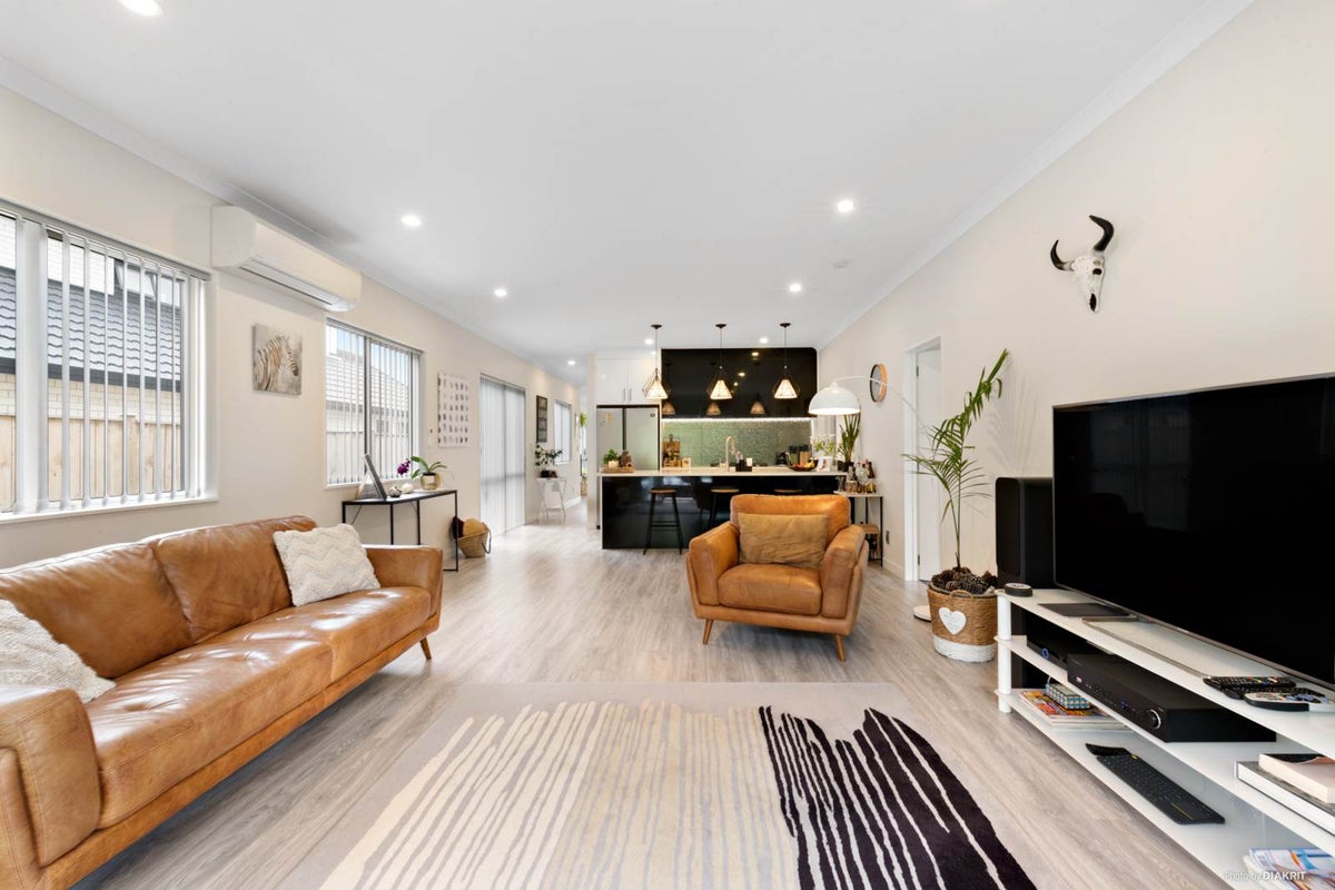 33 Thistle Close, Beachlands, Auckland - Carousel 1