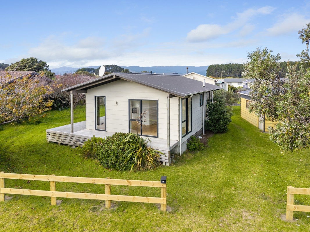 42 Norfolk Crescent, Otaki Beach, Otaki - Carousel 1