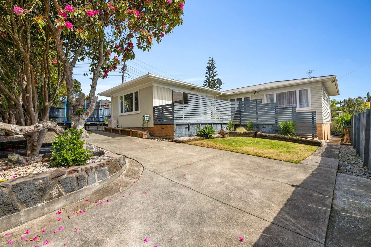58 Tiroroa Avenue, Te Atatu South, Auckland - Carousel 1