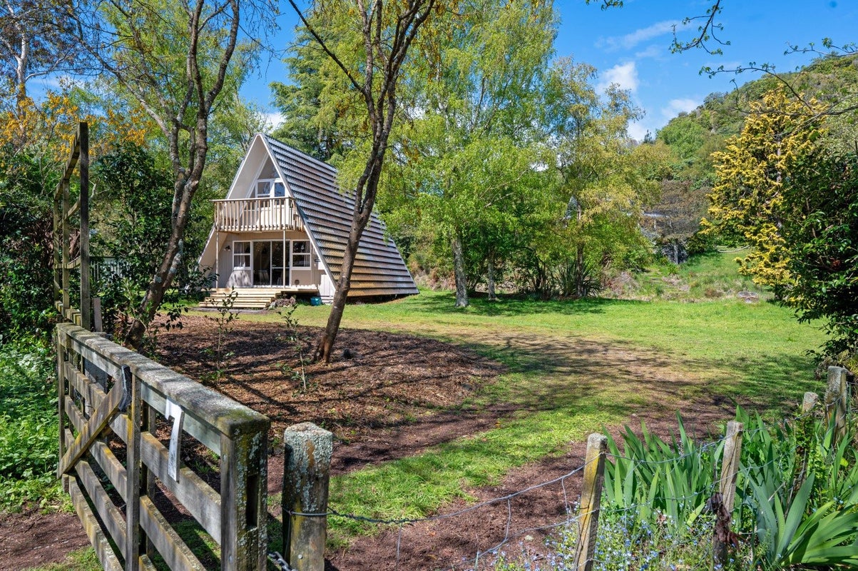 7 Pearce Place, Kinloch, Taupo - Carousel 1