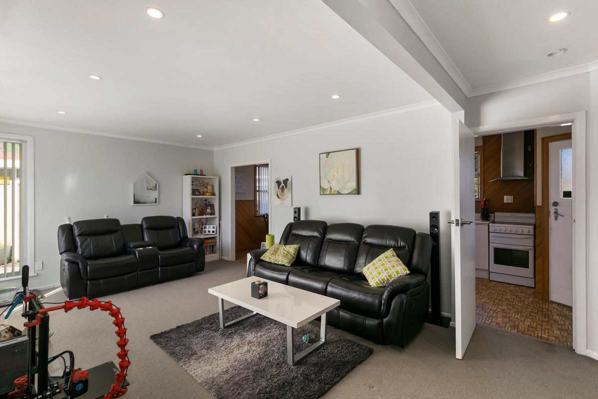 6 Norana Road, Maoribank, Upper Hutt - Carousel 2
