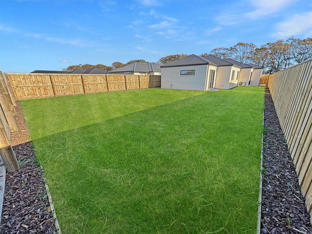 22 Crossley Avenue, Woodend, Woodend - Carousel 15