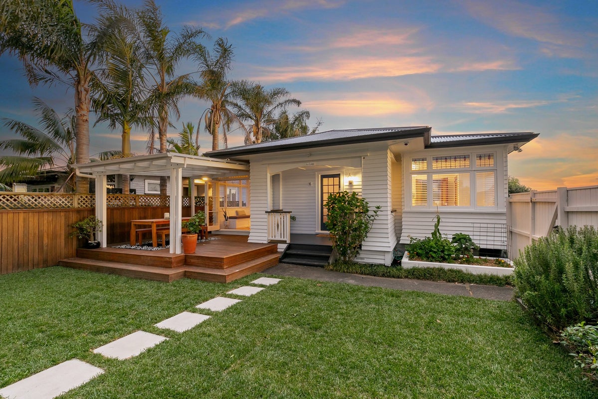 16 Alberta Street, Point Chevalier, Auckland - Carousel 2