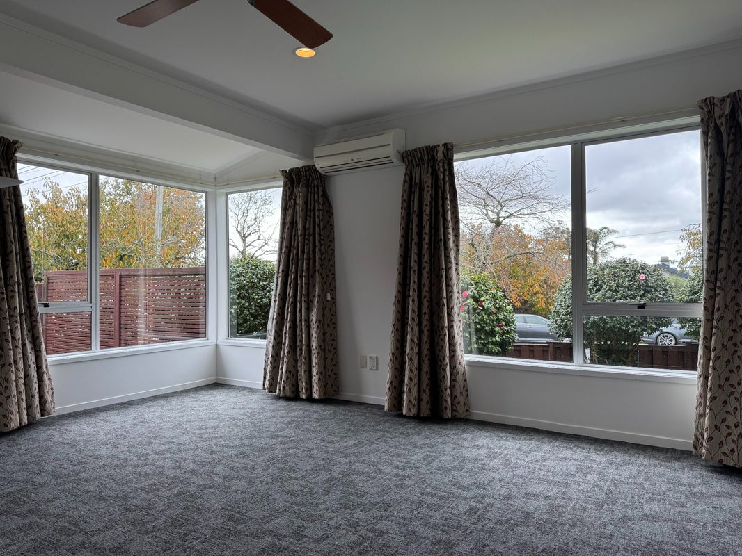 1/16 Burch Street, Mount Albert, Auckland - Carousel 1