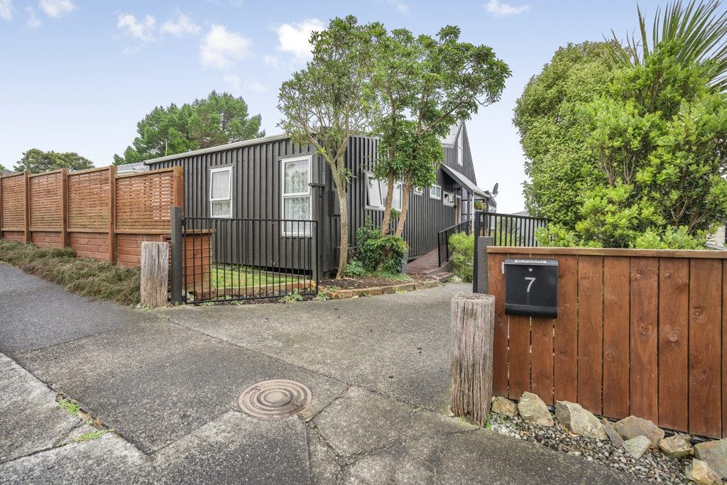 7 Fenchurch Grove, Stokes Valley, Lower Hutt - Carousel 1