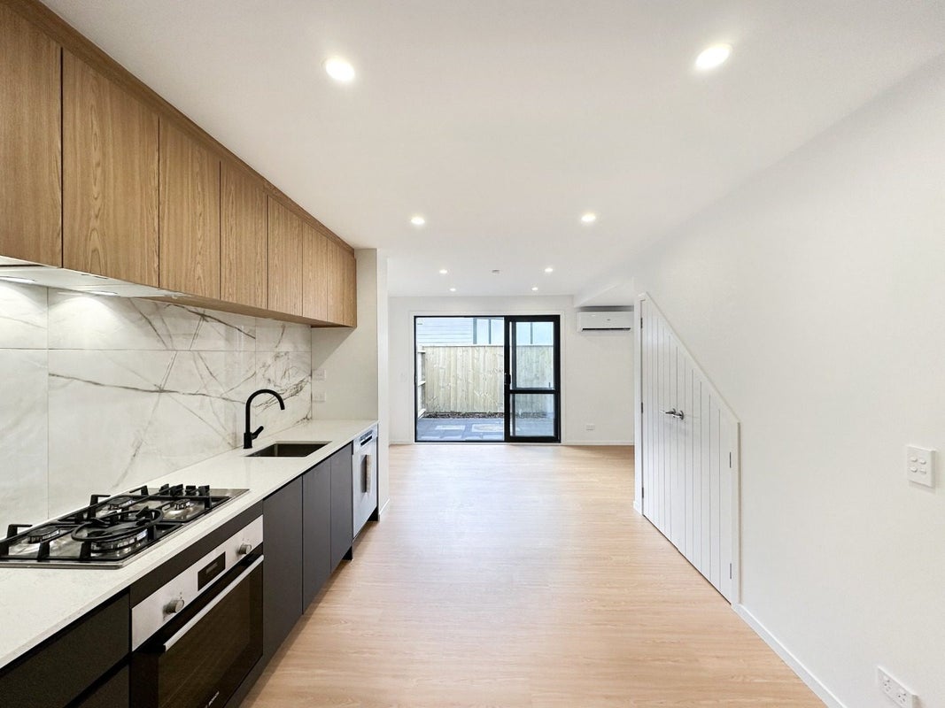 4/6 Victoria Street, Ebdentown, Upper Hutt - Carousel 2